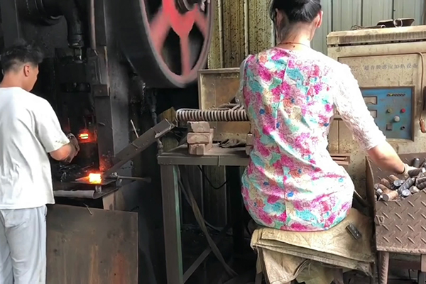 螺紋鋼筋通過超音頻香蕉视频污污加熱設備加熱後 衝床鍛壓成螺母坯型