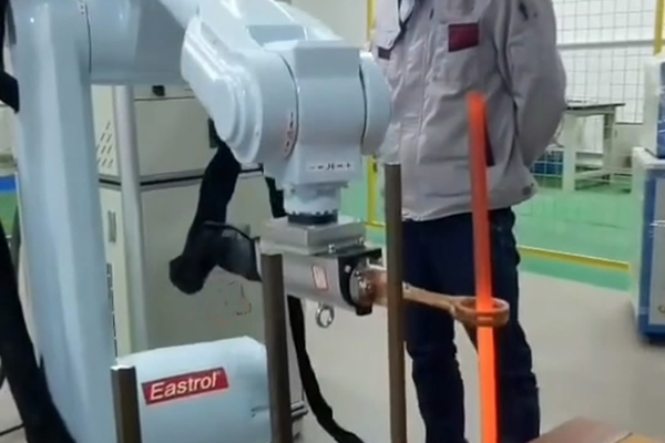 手持式香蕉视频污污加熱設備 配合機械手臂實現自動化加熱