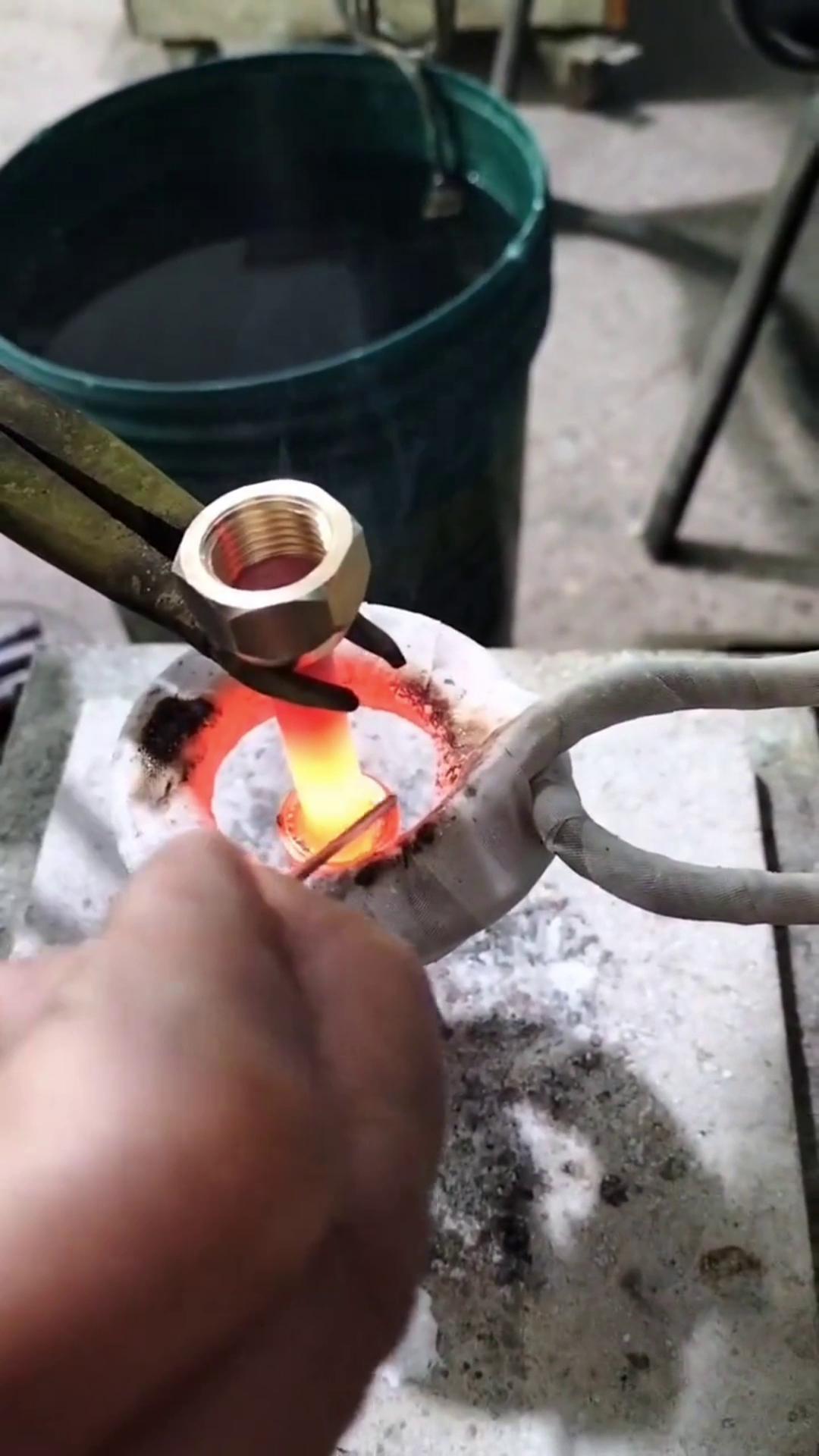 你還在用傳統的火焰焊接銅管嗎 人家都用上香蕉视频污污加熱設備做銅管焊接了