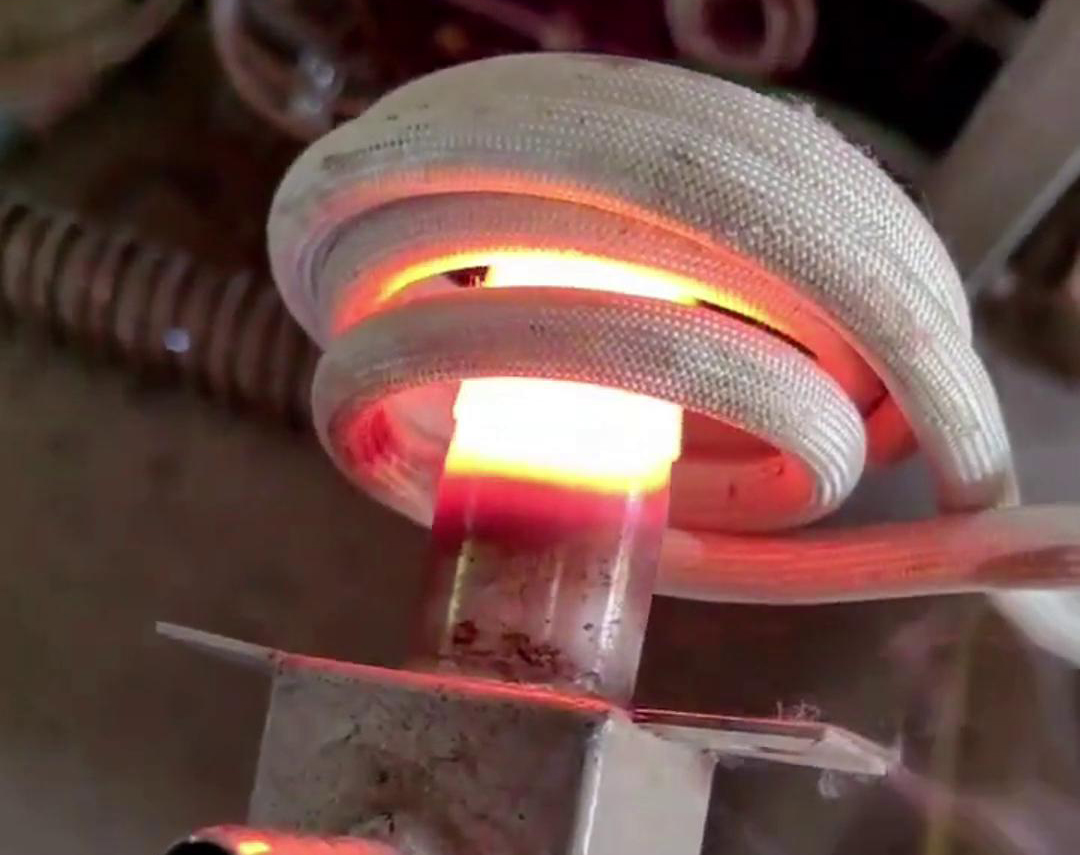 手持式高頻機加熱不鏽鋼管是一種高效、精確的加熱方法