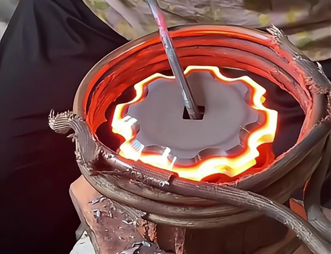梅花刀片配合輸送帶實現自動化高頻淬火，是一種高效的自動化熱處理解決方案