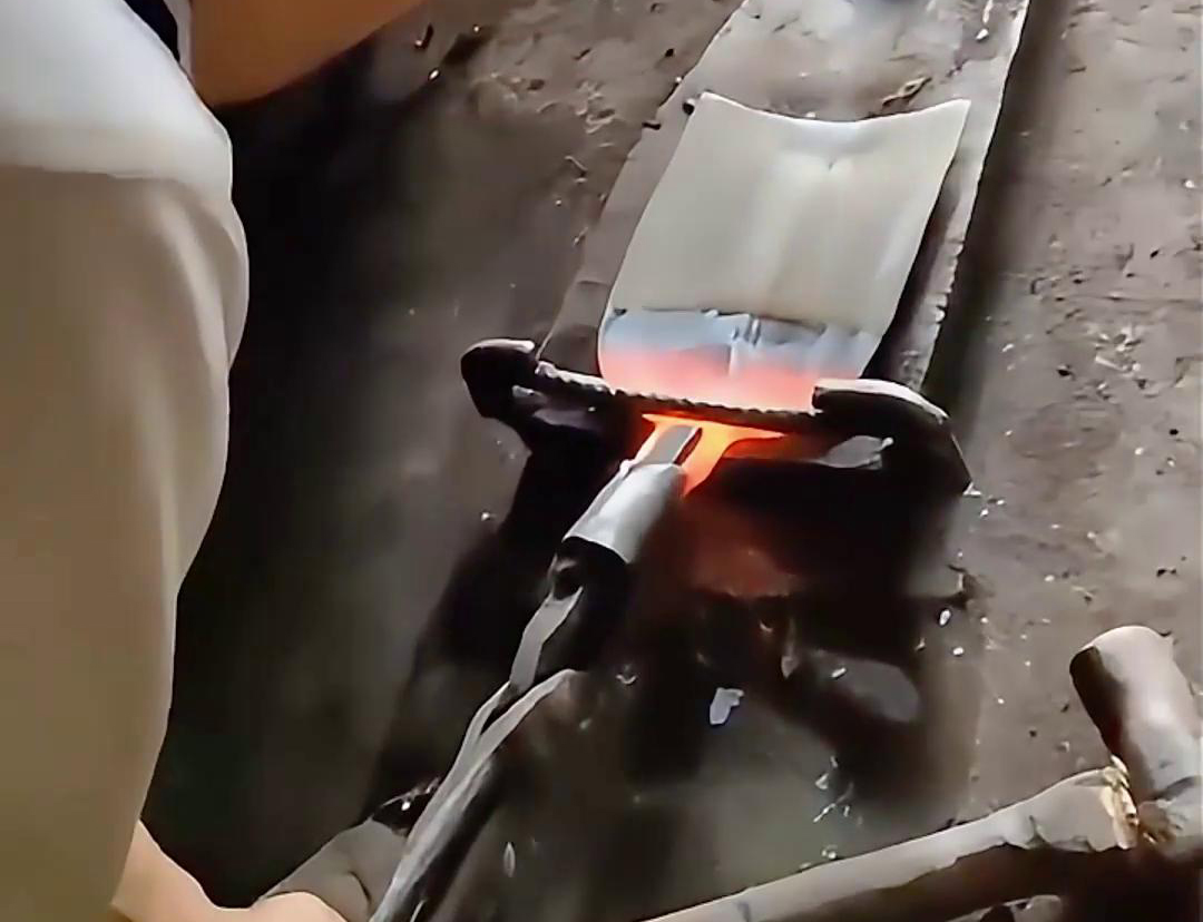 超音頻香蕉视频污污加熱設備對農用鋤頭進行加熱退火熱處理折彎