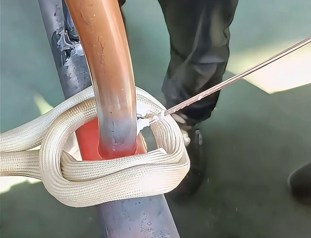 使用高頻焊機進行銅管焊接，可以大大提高工作效率