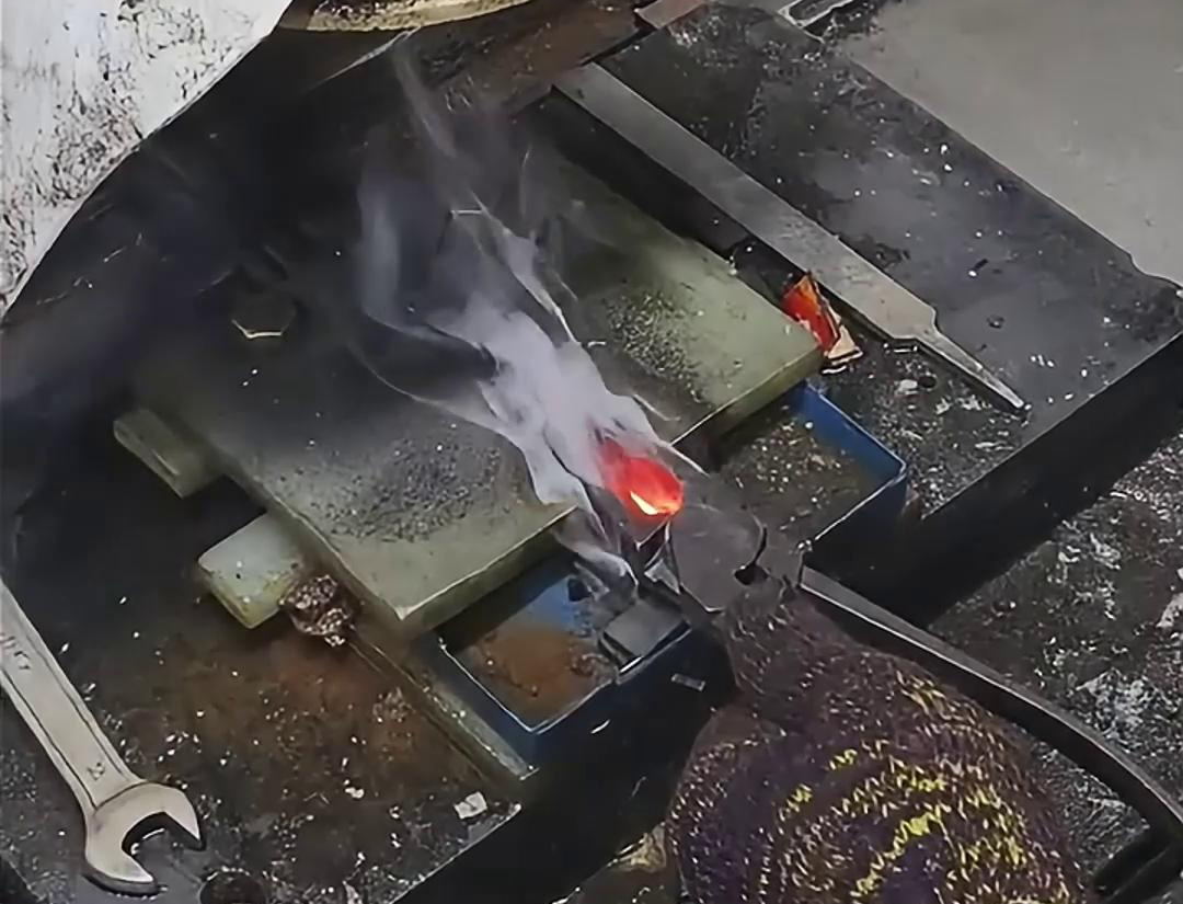 老虎鉗口淬火就是使用高頻淬火機快速加熱，並在短時間內將其冷卻
