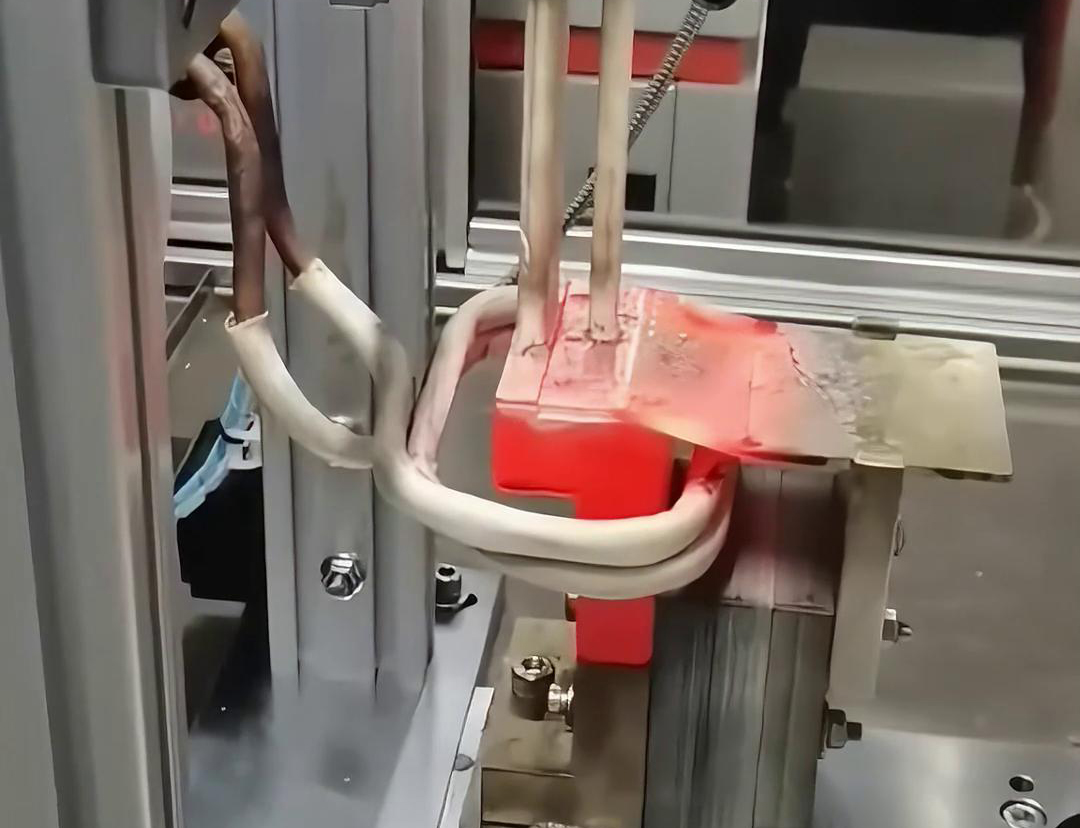 框架斷路器母排銅排高頻焊接過程。采用高頻自動焊接