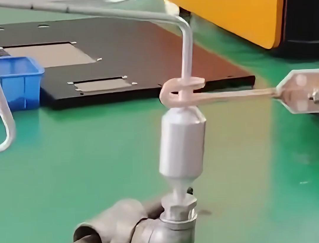 鋁管鋁儲液器正在進行釺焊，用的是手持式高頻香蕉视频污污焊機