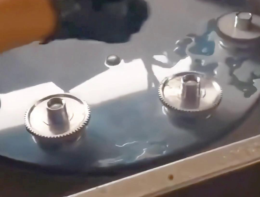 多工位齒輪淬火機床可以同時對多個齒輪進行淬火處理，提高生產效率