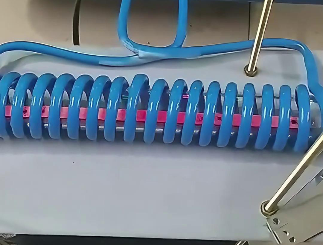 客戶定製的高頻退火機，專門用於雙孔墊片在線退火，