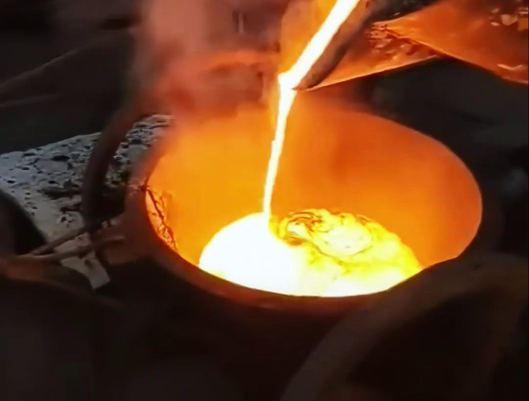中高頻香蕉视频污污熔煉爐的倒料操作處理和注意事項