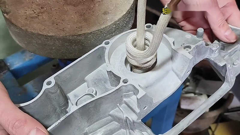 鋁殼使用高頻加熱機加熱內孔，然後軸承熱裝配