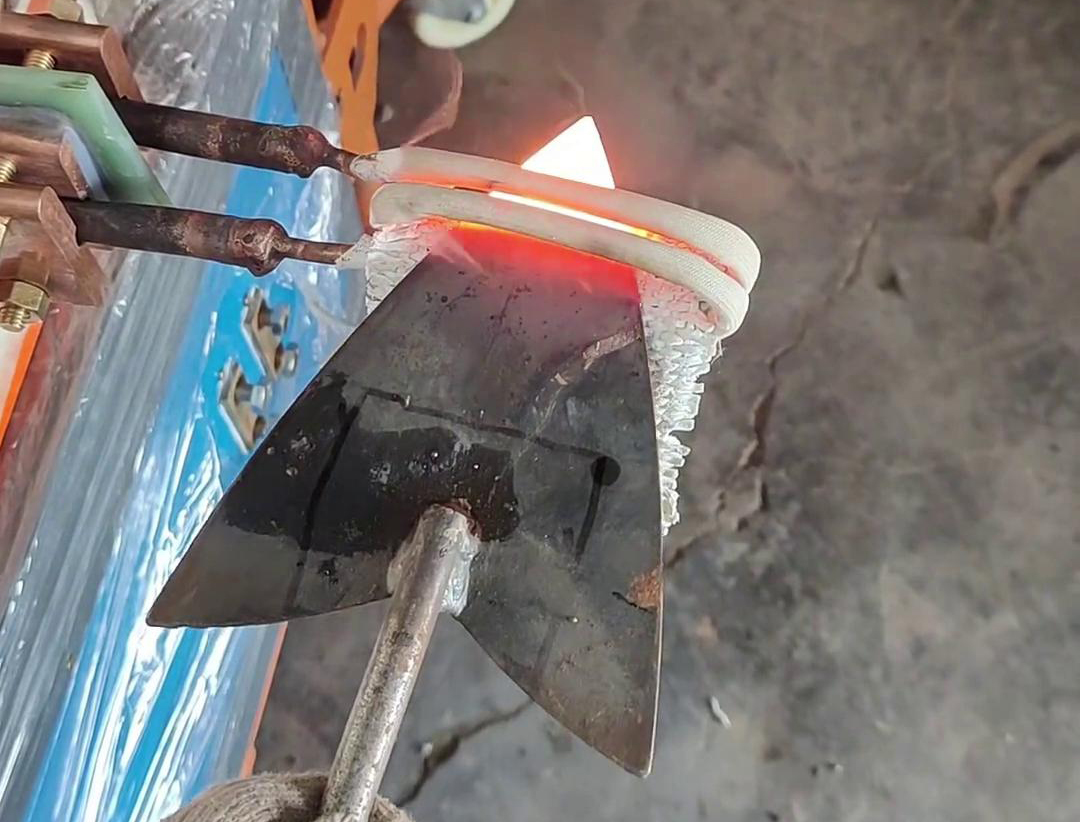 高頻加熱機：類三角鐵鍬小型工具淬火熱處理的高效之選