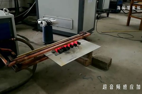 香蕉视频污污加熱設備加熱棒材就是快 燒紅隻要兩秒