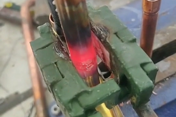 銅管焊接，四通閥接頭焊接銅管用手持式高頻焊機