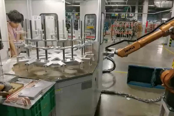 工廠實拍，配備機械手臂的高頻釺焊設備焊接銅管